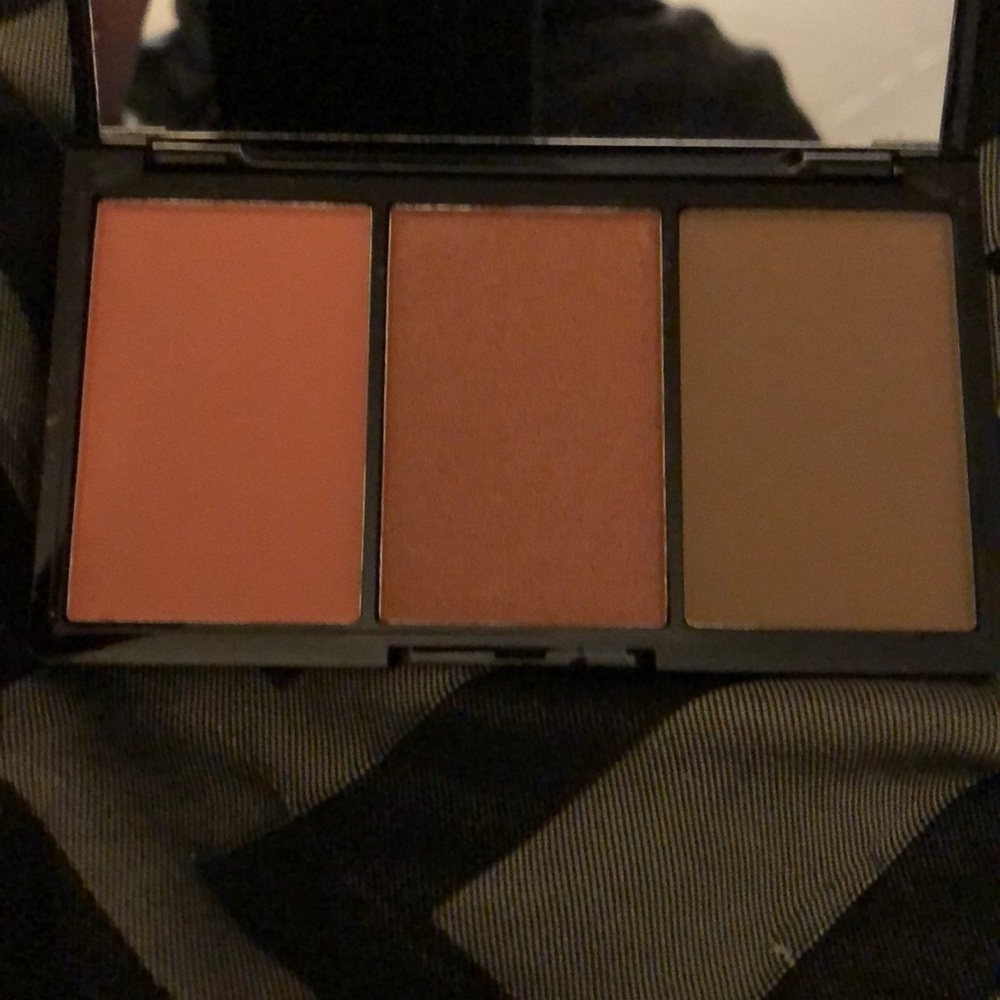 Blush - Picture 3 of 4